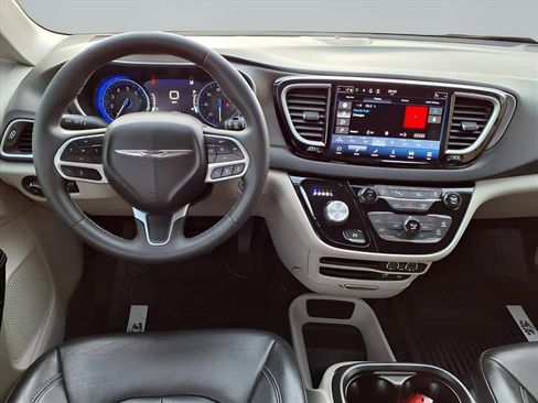 Used 2022 Chrysler Pacifica Touring-L image 9
