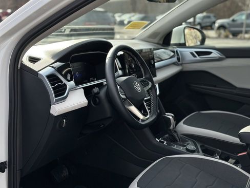 Used 2025 Volkswagen Taos SE w/ Panoramic Sunroof Package image 13