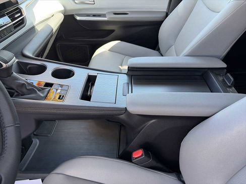 Used 2025 Toyota Sienna XLE image 23