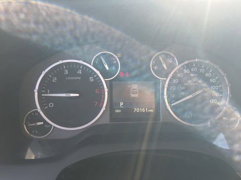 Used 2014 Toyota Tundra SR5 w/ SR5 Upgrade Package image 9