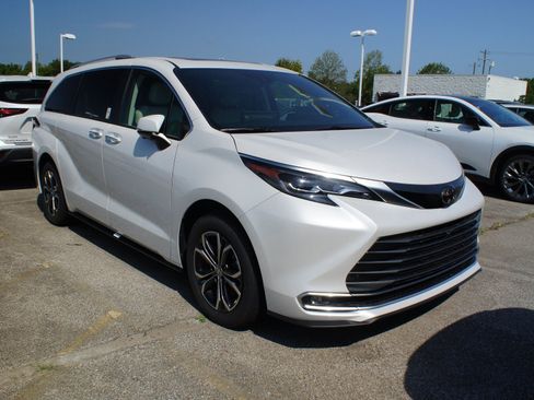 Used 2026 Toyota Sienna Platinum AWD/4WD image 2