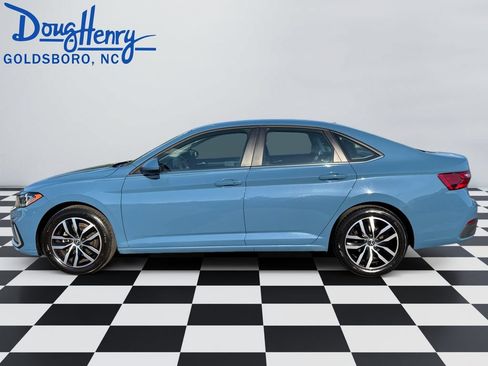 Used 2025 Volkswagen Jetta SE FWD image 2