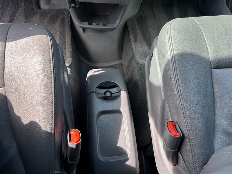 Used 2004 Dodge Grand Caravan SXT w/ Premium Group FWD image 20