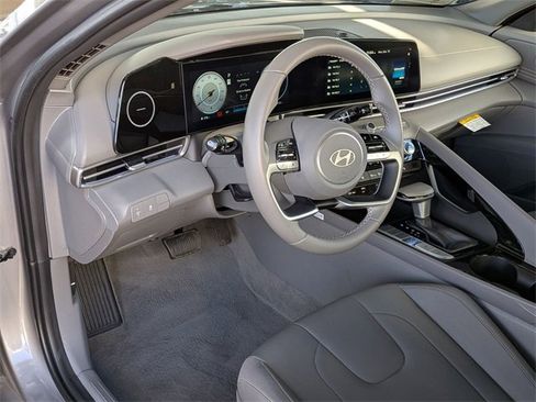 Used 2025 Hyundai Elantra SEL image 13