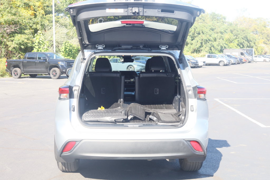 Used 2023 Toyota Highlander XLE AWD/4WD image 37