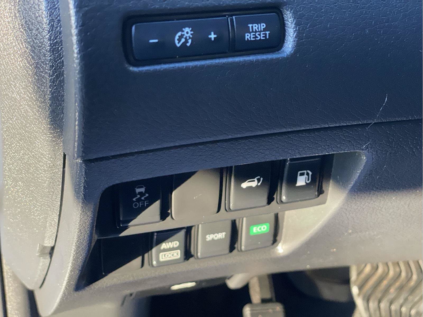 Used 2018 Nissan Rogue SV AWD/4WD image 27