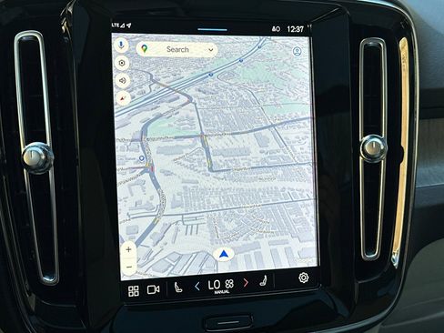 Certified 2023 Volvo XC40 B5 Plus image 24