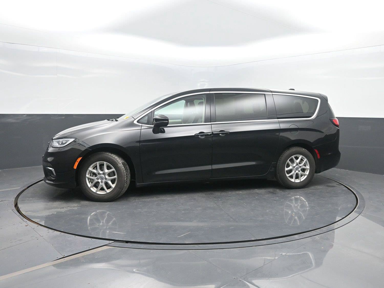 Used 2023 Chrysler Pacifica Touring-L FWD image 1