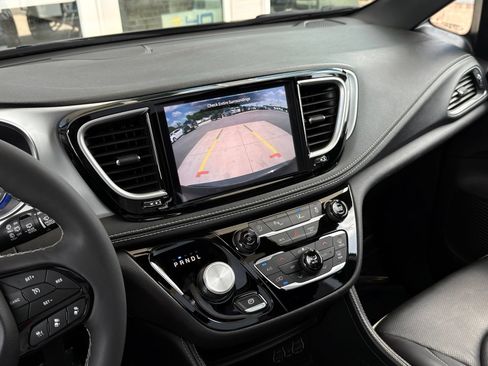 Used 2025 Chrysler Pacifica Limited FWD image 44