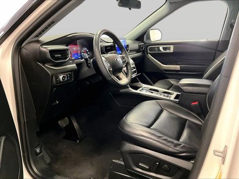 Used 2022 Ford Explorer XLT w/ Equipment Group 202A AWD/4WD image 12