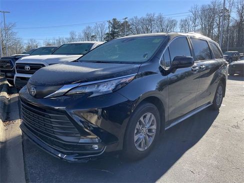 Used 2025 Toyota Sienna XLE image 1