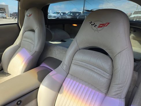 Used 2004 Chevrolet Corvette Coupe w/ Preferred Equipment Group RWD image 9
