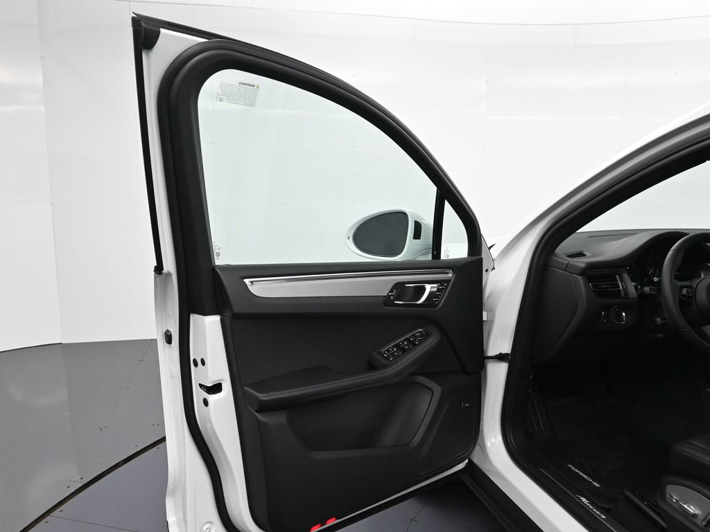 Certified 2026 Porsche Macan AWD/4WD image 16