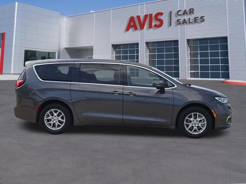 Used 2023 Chrysler Pacifica Touring-L FWD image 5