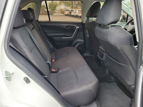Used 2021 Toyota RAV4 LE image 12