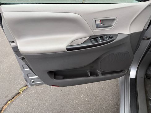 Used 2018 Toyota Sienna LE AWD/4WD image 9