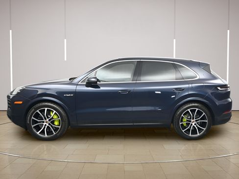 Certified 2025 Porsche Cayenne S AWD/4WD image 2