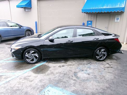 Used 2024 Hyundai Elantra SEL w/ Convenience Package image 3
