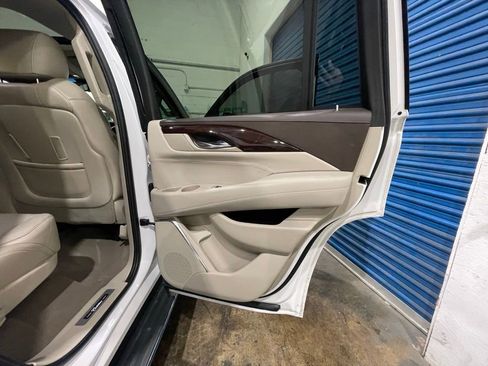 Used 2016 Cadillac Escalade Luxury image 21