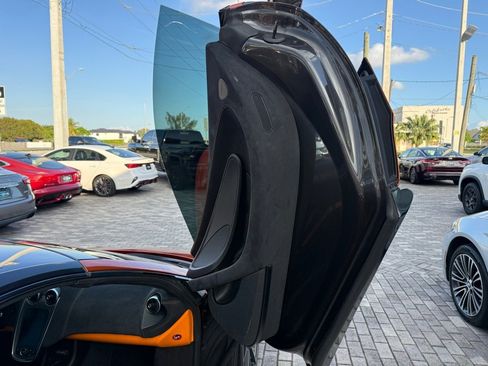 Used 2020 McLaren 570S Spider image 10