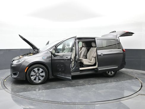 Used 2018 Chrysler Pacifica Limited w/ Advanced Safetytec Group FWD image 50