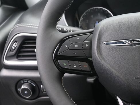 Used 2025 Chrysler Pacifica Limited image 28