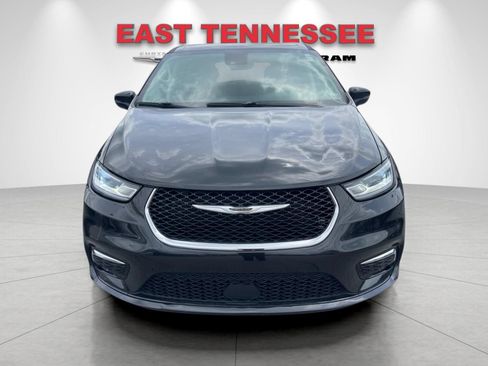 Used 2023 Chrysler Pacifica Touring-L FWD image 9