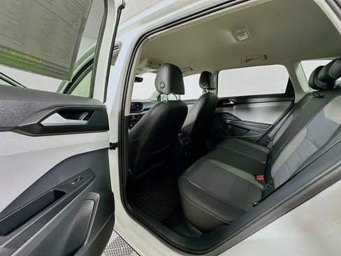 Used 2023 Volkswagen Taos SE FWD image 17
