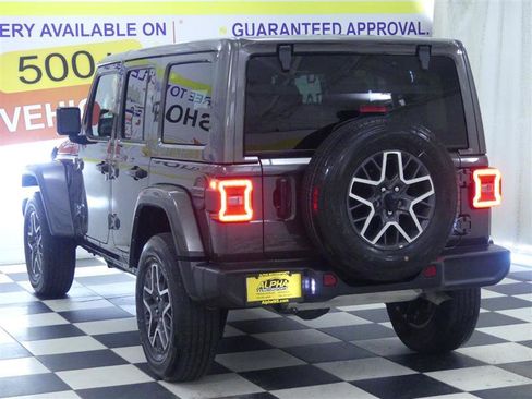 Used 2025 Jeep Wrangler Unlimited Sahara AWD/4WD image 5