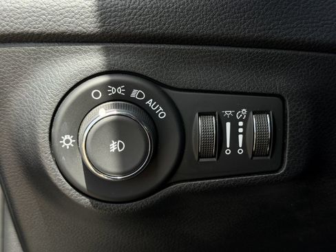 Used 2019 Jeep Compass Latitude FWD image 22