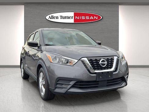 Used 2020 Nissan Kicks S image 2