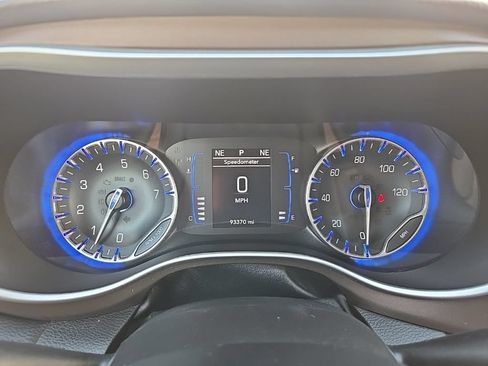 Used 2019 Chrysler Pacifica Touring-L FWD image 40