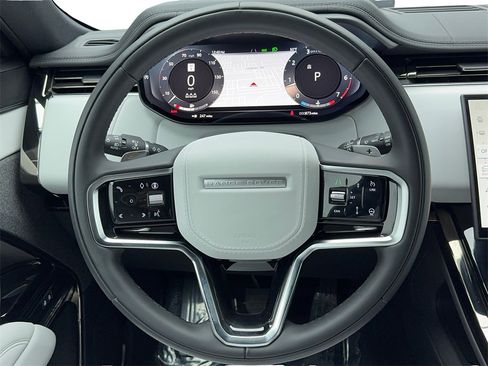 Used 2025 Land Rover Range Rover Sport image 18