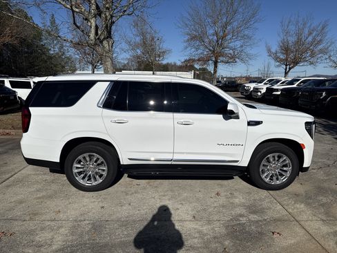 Used 2023 GMC Yukon SLT w/ SLT Premium Package image 8
