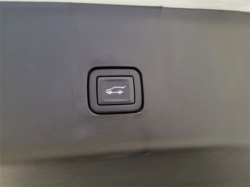 Used 2023 Chevrolet Traverse LT image 14