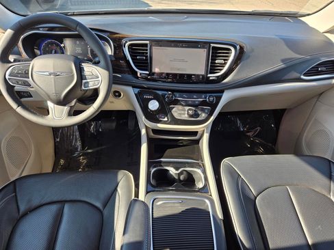Used 2024 Chrysler Pacifica Limited image 14