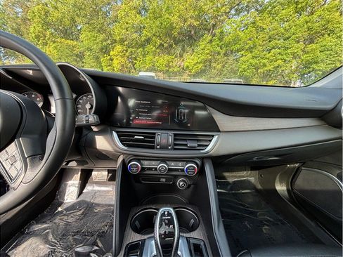 Used 2020 Alfa Romeo Giulia Ti w/ Active Blind Spot Package AWD/4WD image 11