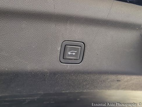 Used 2021 Chevrolet Suburban RST w/ Luxury Package image 33