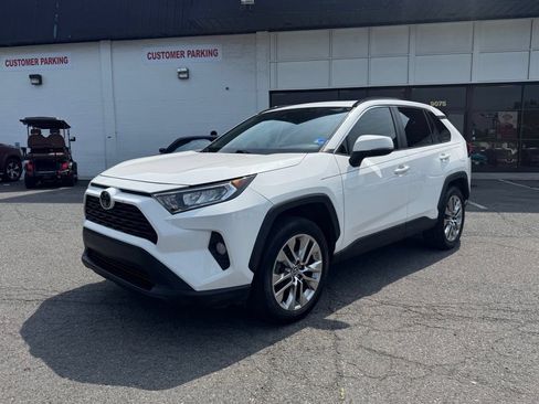 Used 2019 Toyota RAV4 XLE Premium FWD image 3