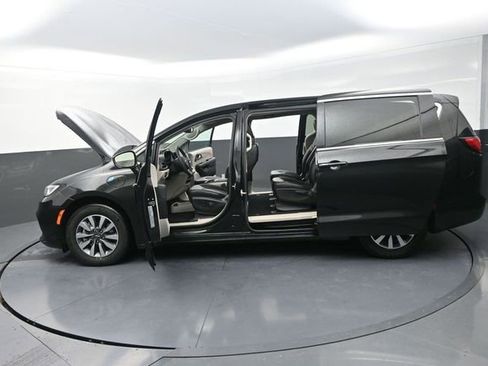 Used 2023 Chrysler Pacifica Touring-L FWD image 41
