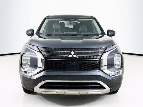 Used 2024 Mitsubishi Outlander SE image 2