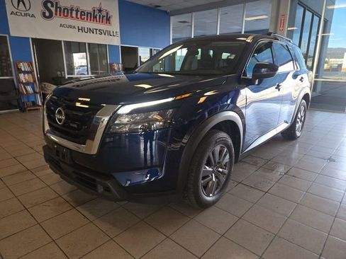 Used 2025 Nissan Pathfinder SV image 4