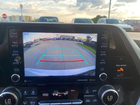 Used 2021 Toyota Highlander XLE FWD image 19