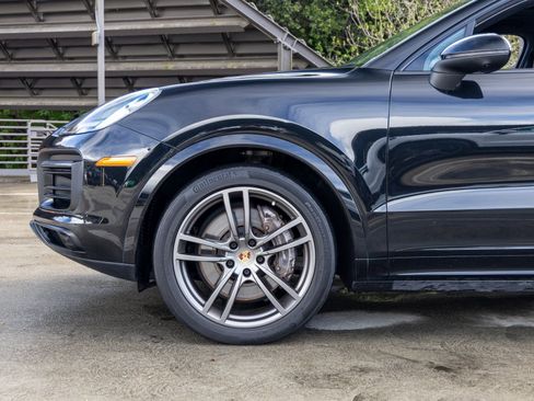 Certified 2023 Porsche Cayenne Platinum Edition w/ Performance Package image 13