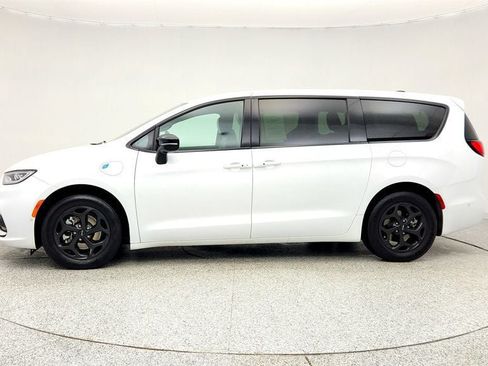 Used 2024 Chrysler Pacifica Limited FWD image 8