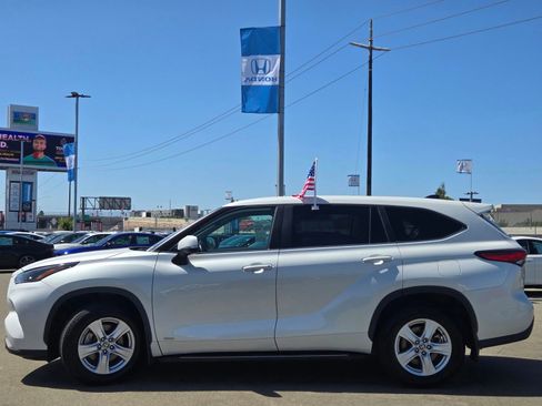 Used 2023 Toyota Highlander LE AWD/4WD image 4