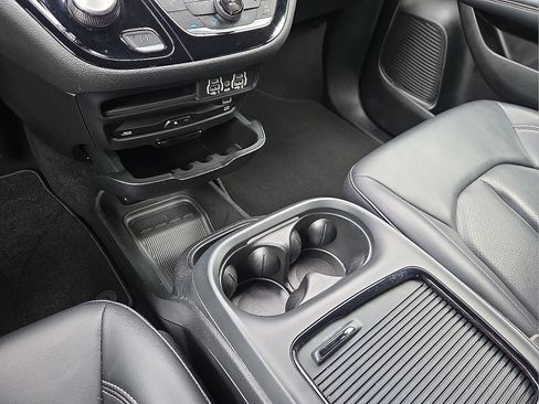 Used 2023 Chrysler Pacifica Touring-L w/ Uconnect Theater Family Group AWD/4WD image 25