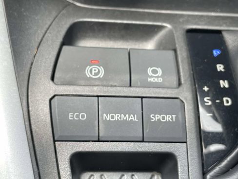 Used 2020 Toyota RAV4 LE FWD image 30