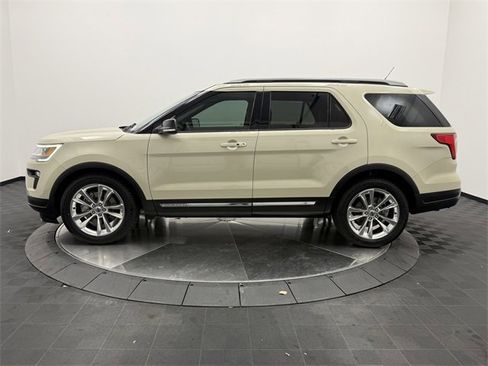 Used 2018 Ford Explorer XLT w/ Equipment Group 202A image 4