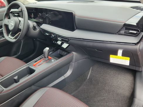 New 2025 Nissan Kicks SR image 13